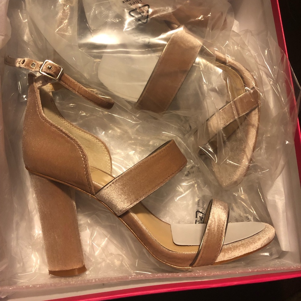 Brand New Vince Camuto Rebekah Sandals in Blush